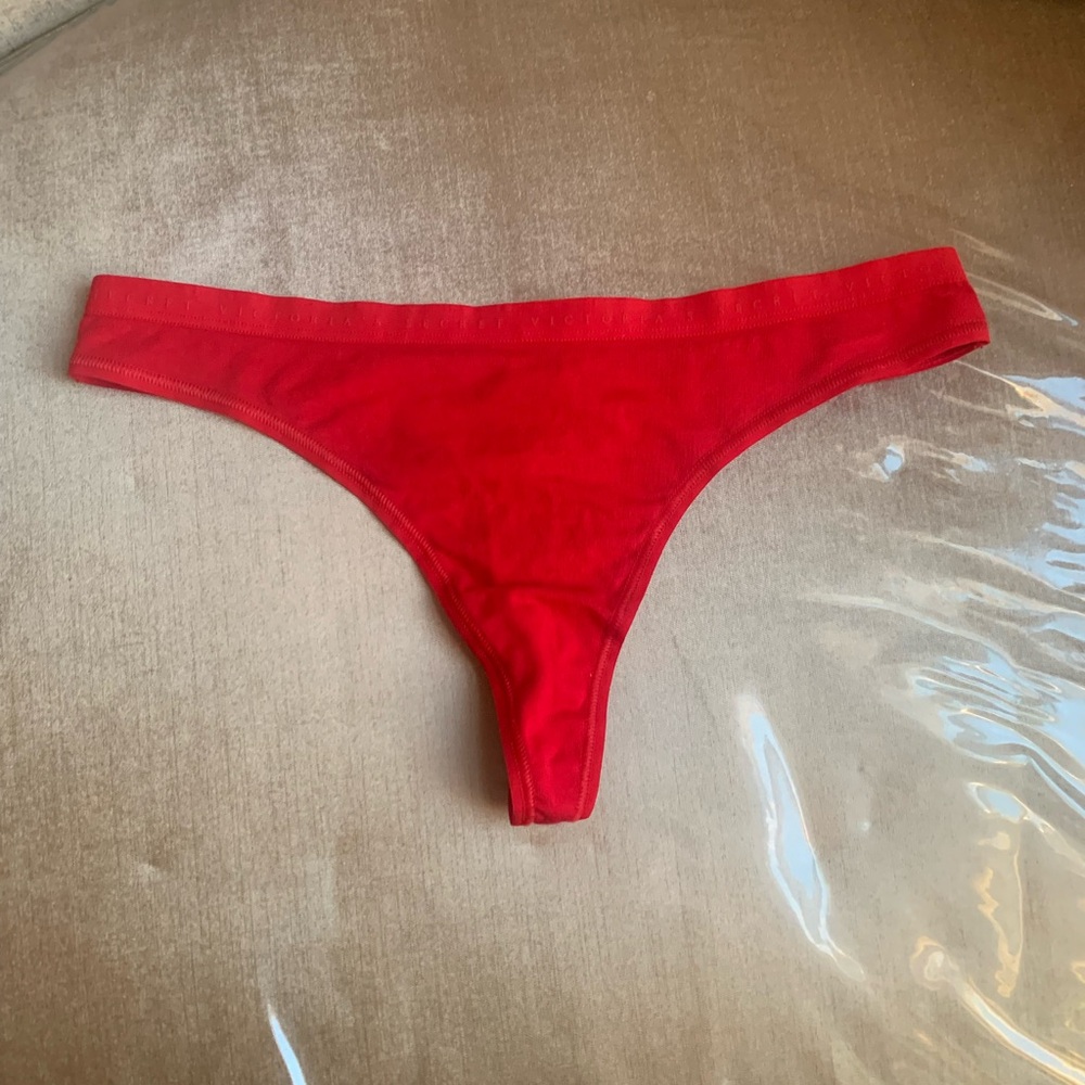 Selling Victoria’s Secret thong nwt any questions ask 🌸😊